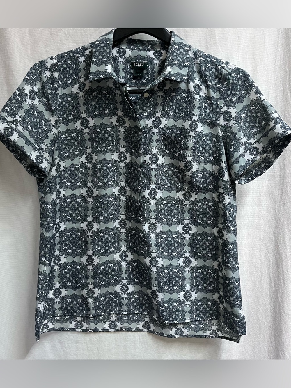 J. Crew Women's Sz 8 Short Sleeve Gray White Top Blouse with Hidden Buttons